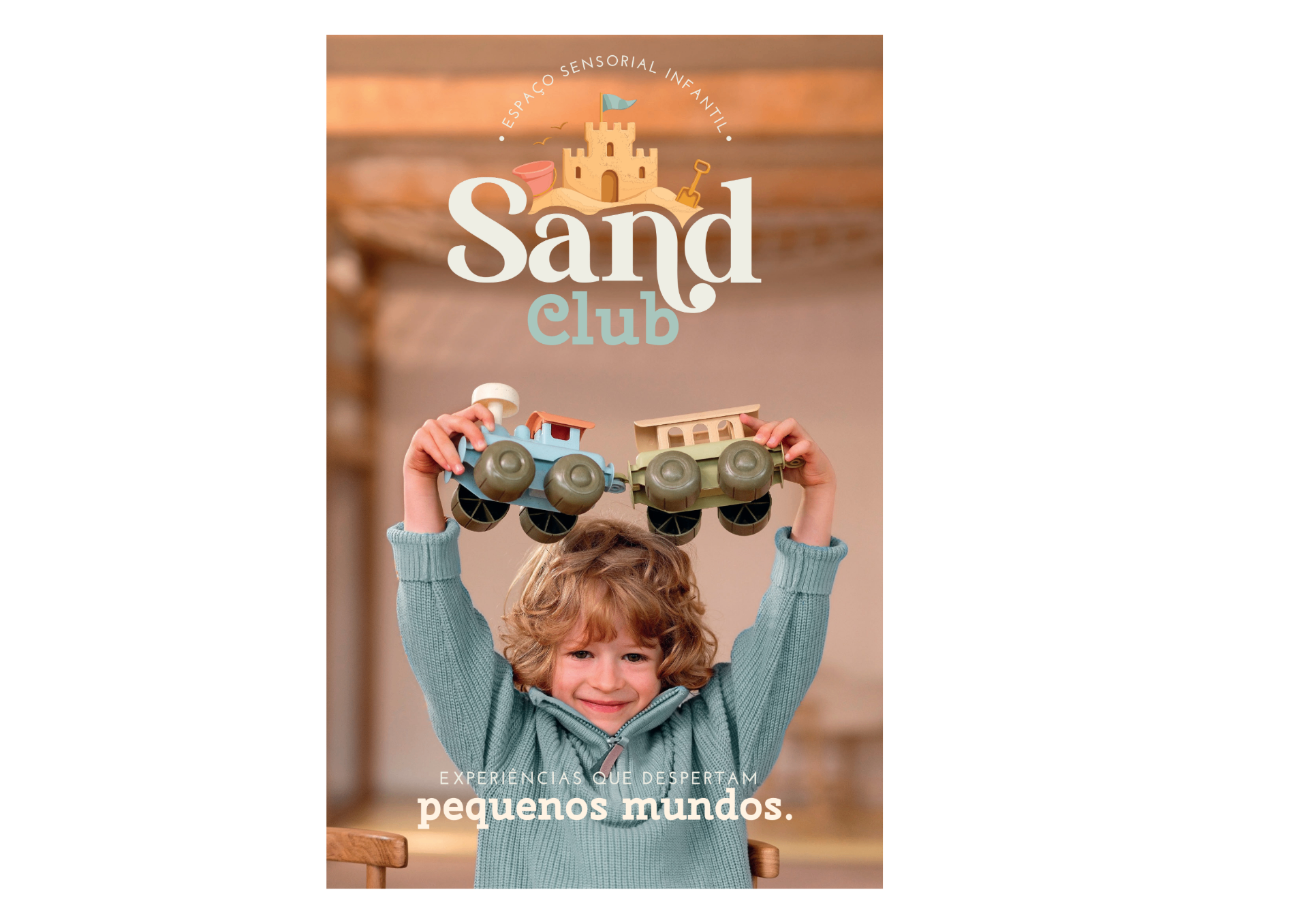 Criança brincando com carrinhos de madeira no Sand Club