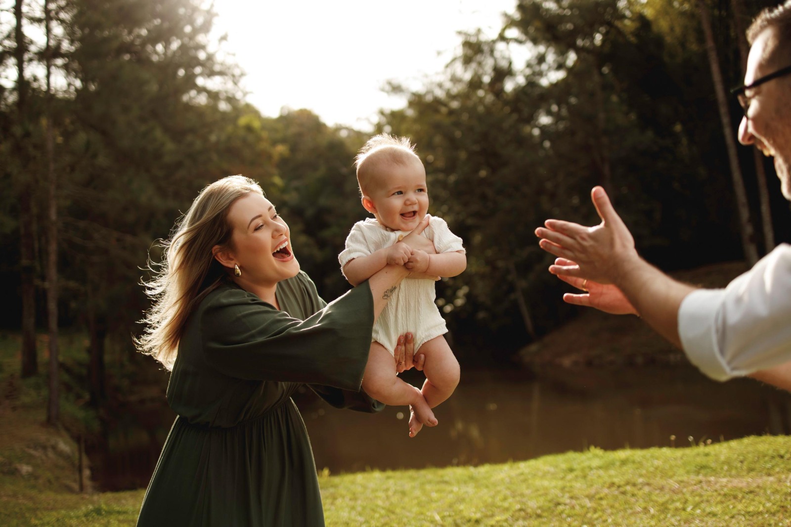 Mãe e filho ao ar livre